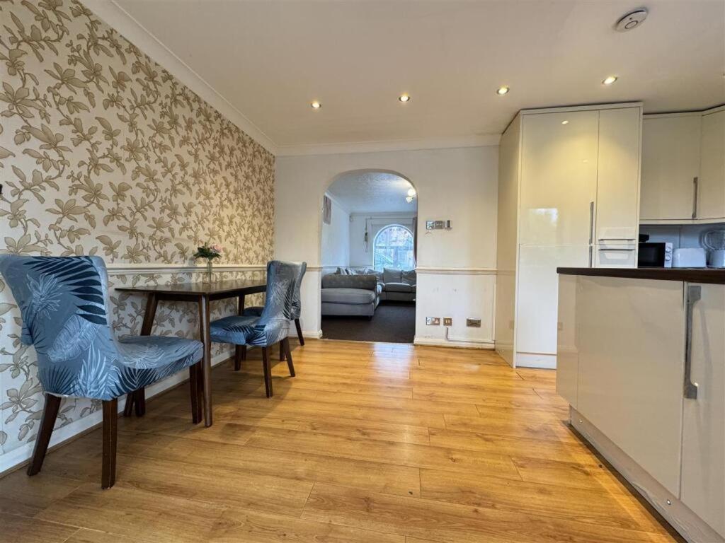 Clove, 3-4 Bed House With Garden, Free Parking, Sleeps 9 In Grays & Chafford Hundred Stifford Exterior photo