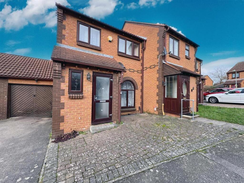 Clove, 3-4 Bed House With Garden, Free Parking, Sleeps 9 In Grays & Chafford Hundred Stifford Exterior photo