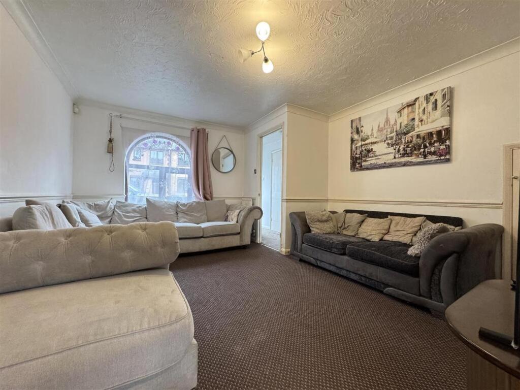 Clove, 3-4 Bed House With Garden, Free Parking, Sleeps 9 In Grays & Chafford Hundred Stifford Exterior photo